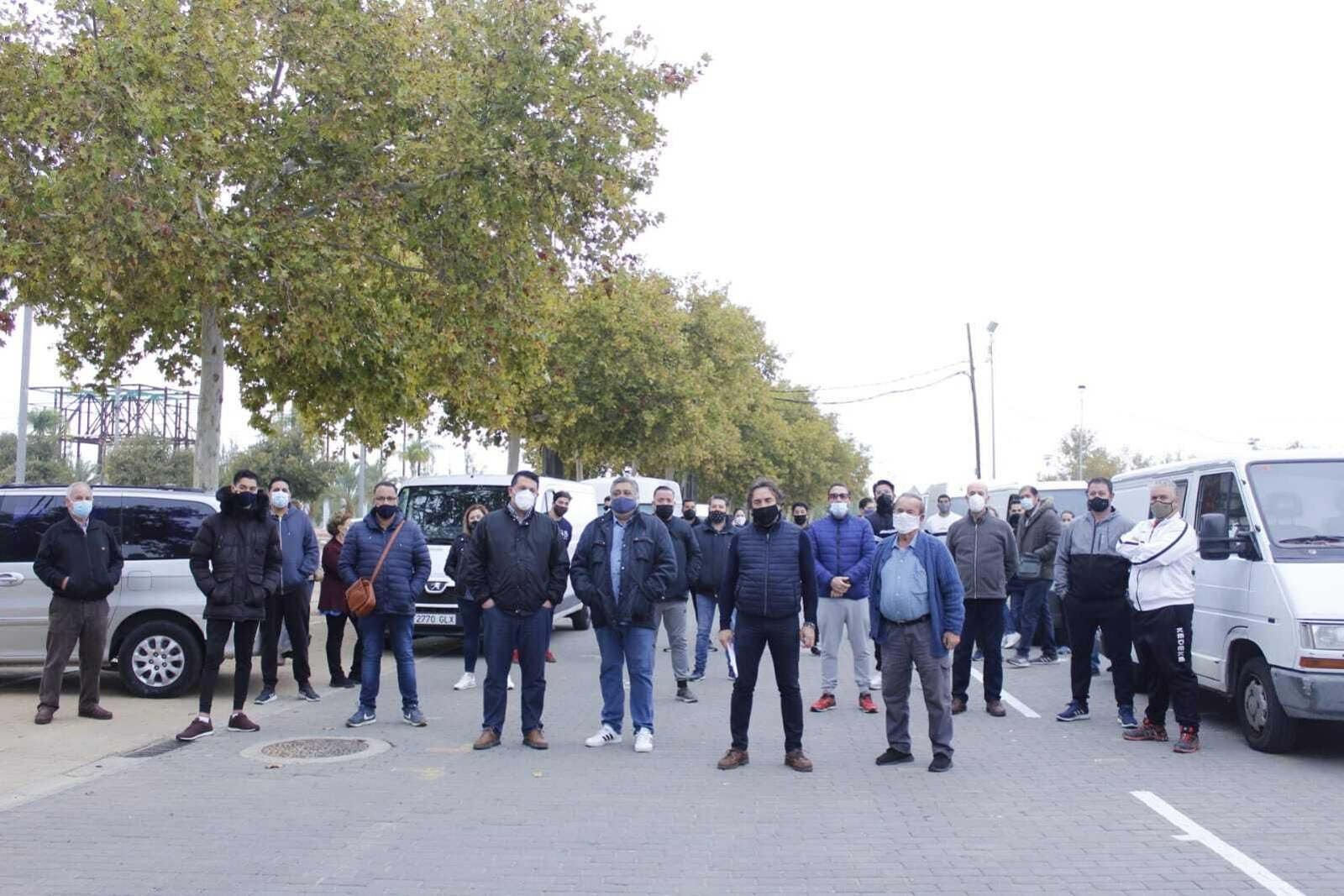 Vendedores ambulantes en El Arenal, este domingo.
