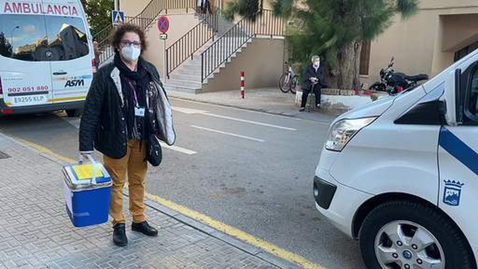 Pilar Ruiz, con la nevera que transporta el riñón para la donación.