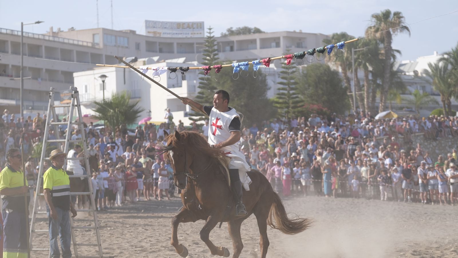 Imágenes de la carrera de cintas a caballo en las Fiestas de Moros y Cristianos de Mojácar