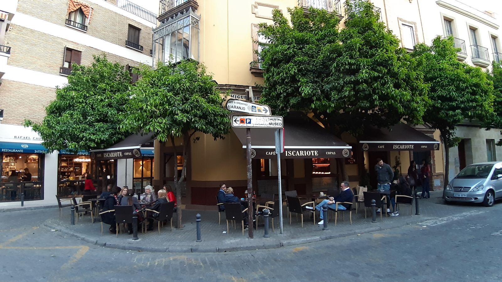 Vista del Bar Iscariote desde la plaza del Museo