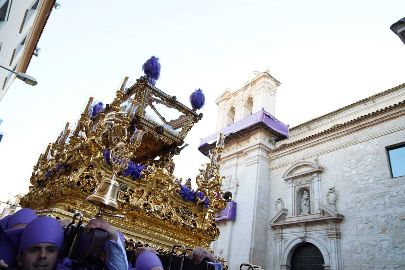 Viernes Santo en Hinojosa: Silencio ante el santo Sepulcro