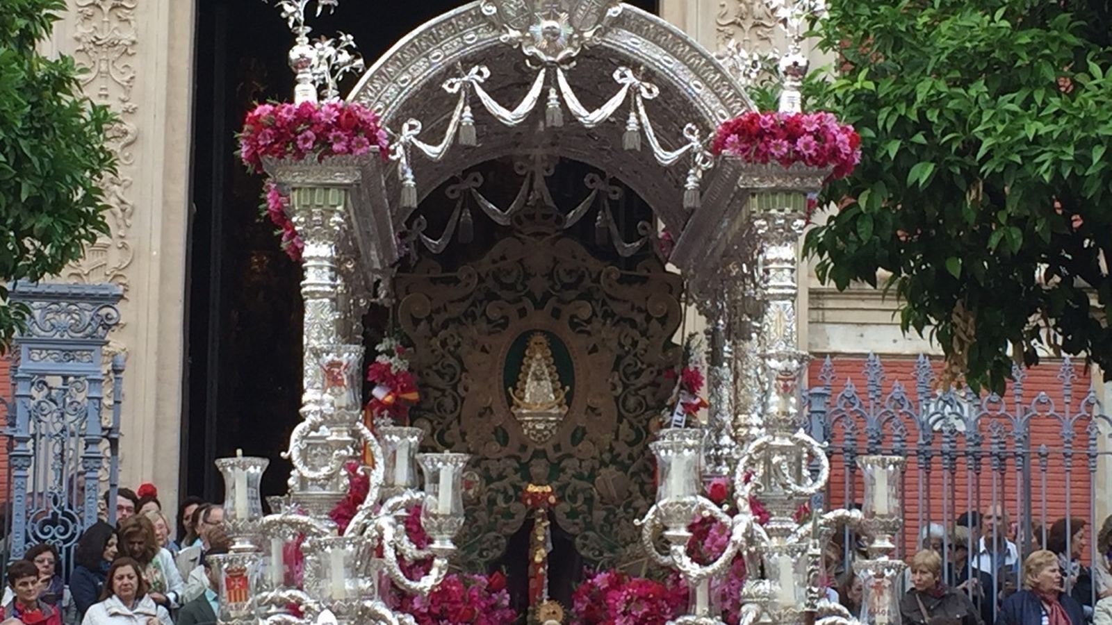 La carreta del Simpecado de Sevilla a su salida del Salvador