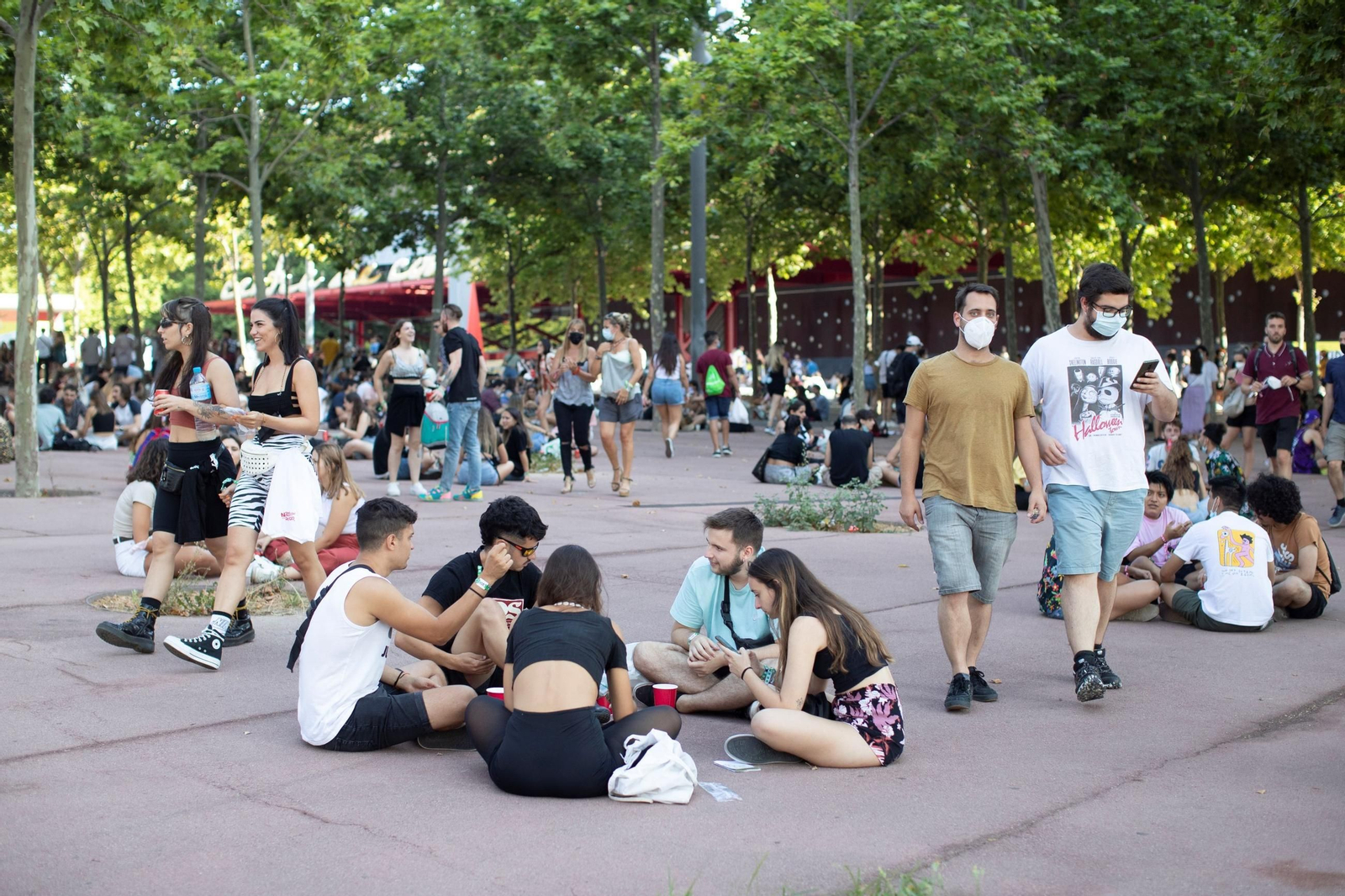 Varios jóvenes a la entrada del festival Cruilla, en Barcelona.