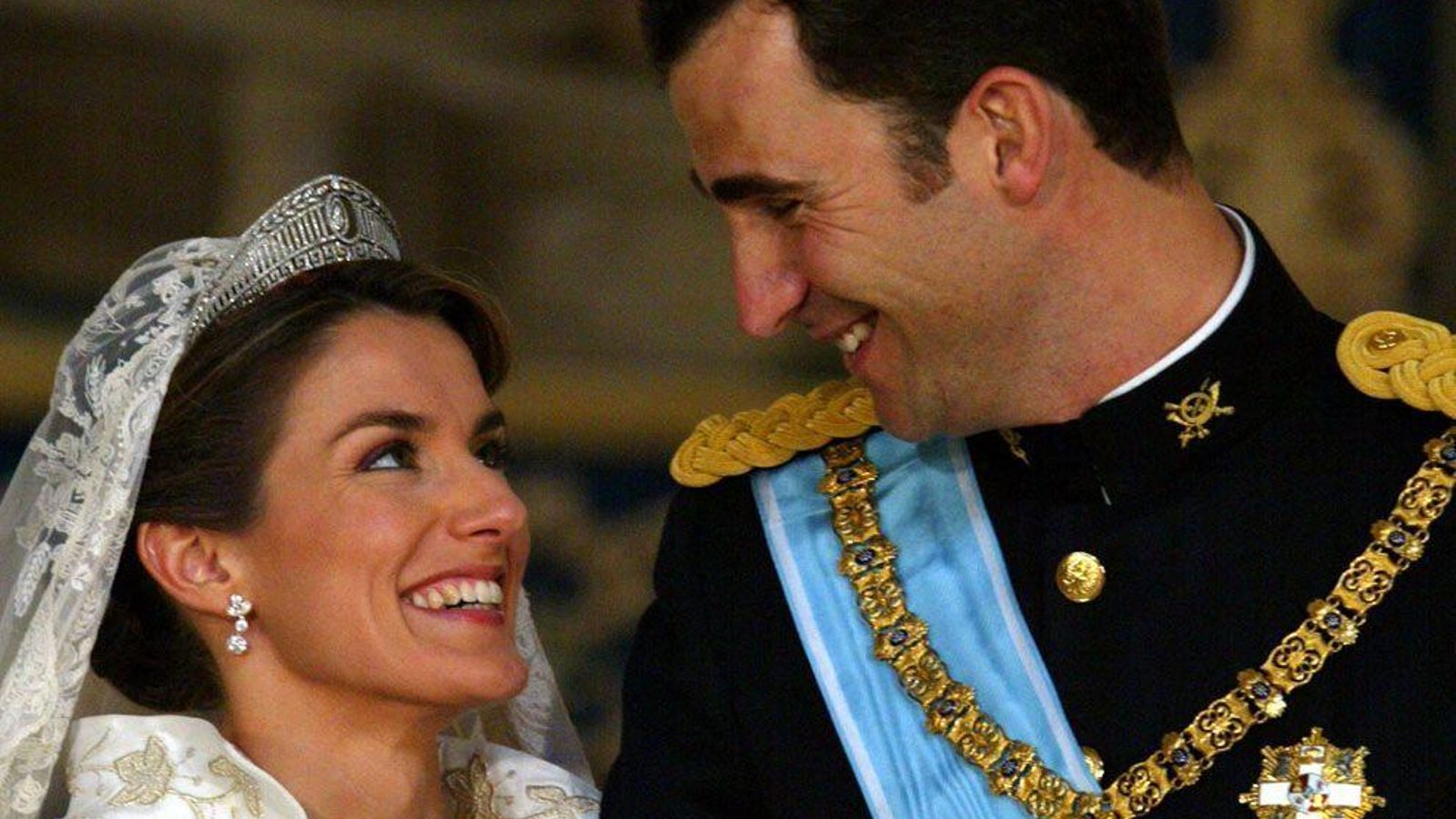 Doña Letizia y Don Felipe sonríen cómplices.
