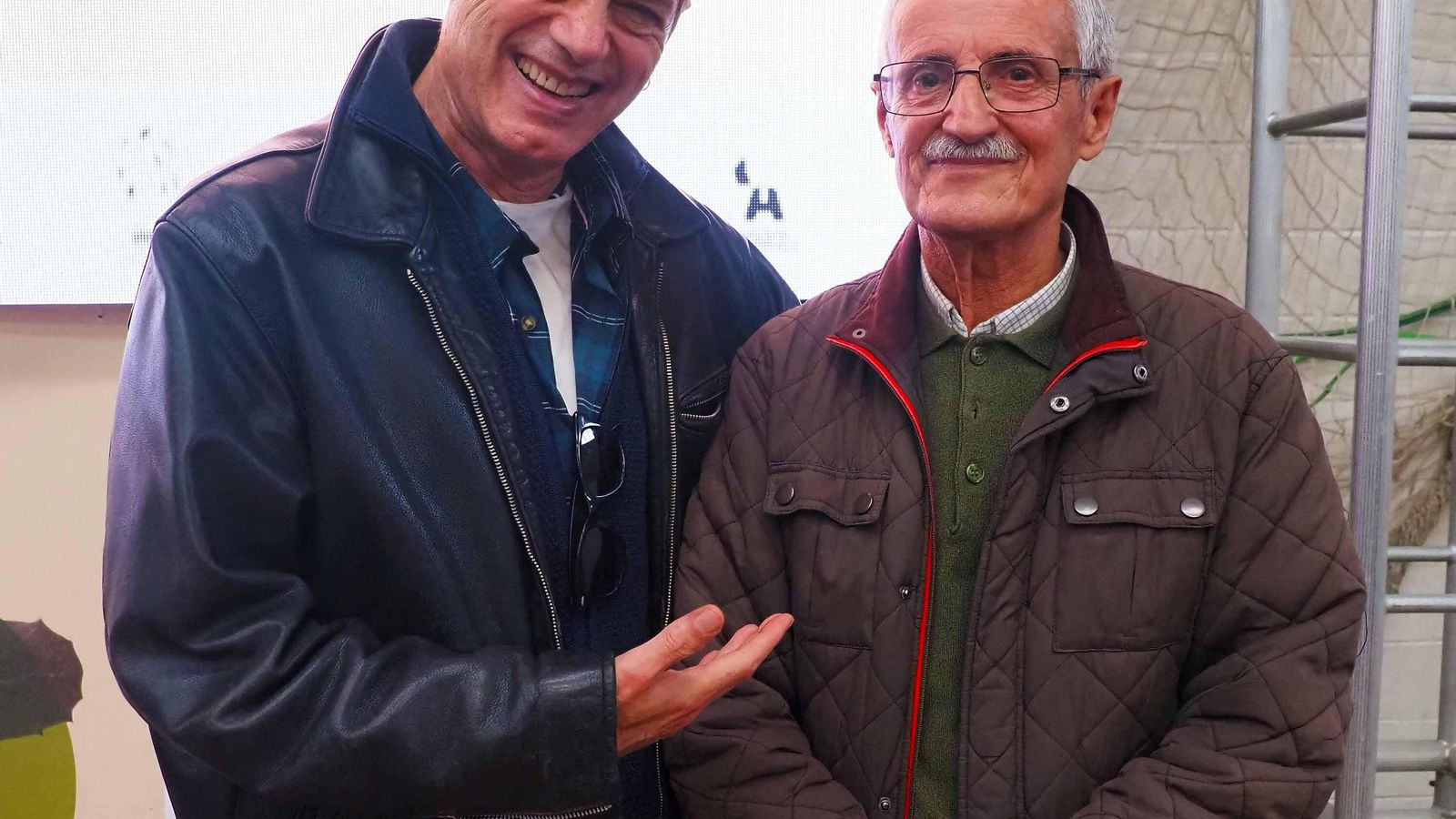 Juan Perro con Luis Potoco, su maestro del colegio en Castillejos, y quien le enseñó los primeros acordes de guitarra