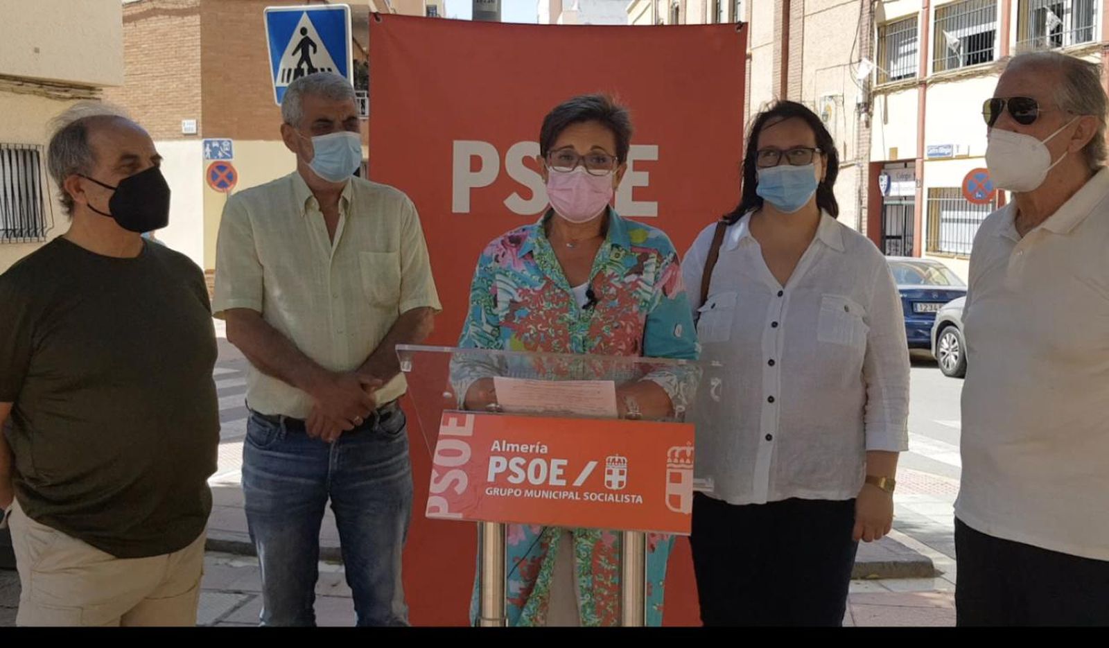 La portavoz socialista en el barrio de Plaza de Toros, acompañada de varios concejales.