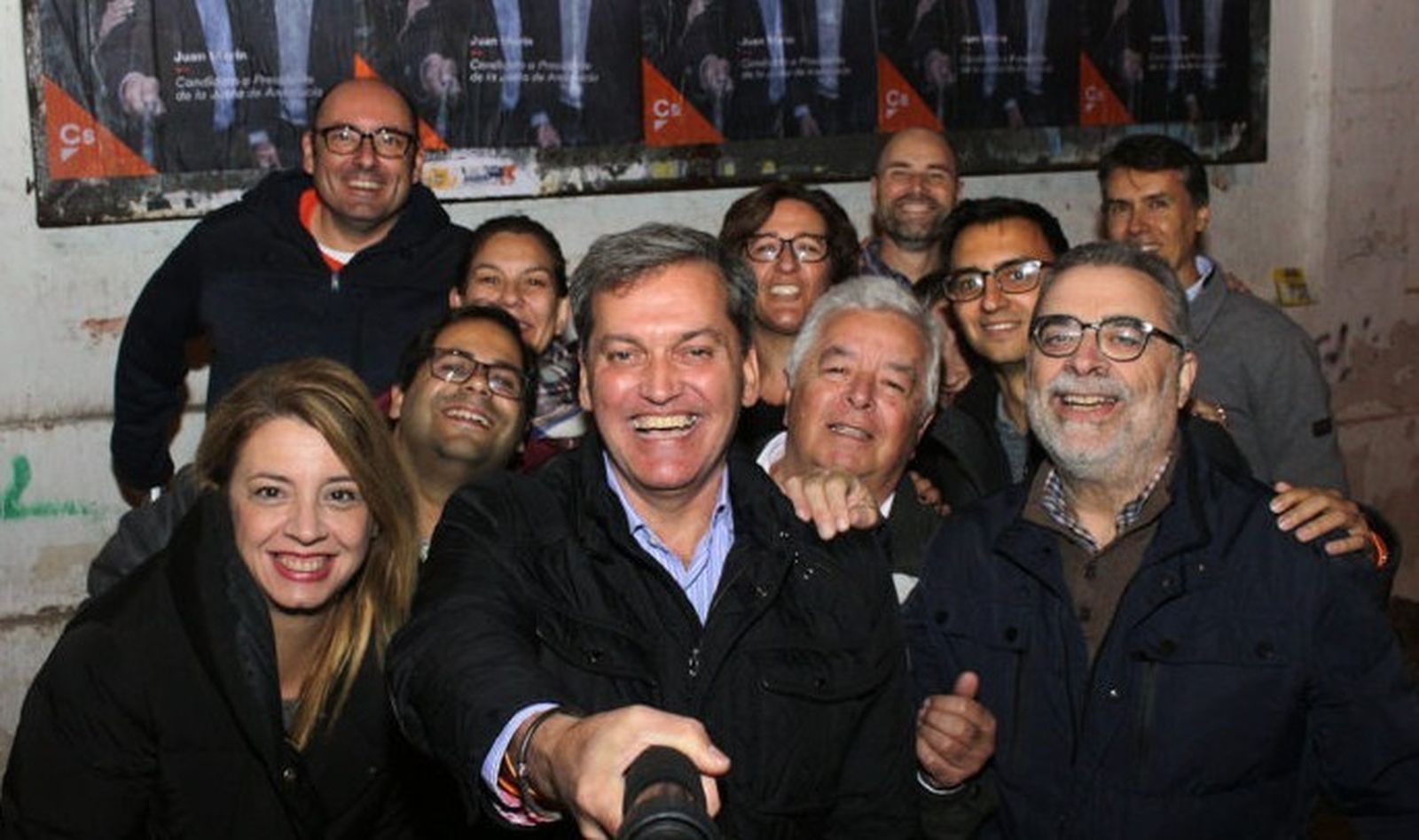 Un 'selfie' de integrantes de Ciudadanos Sanlúcar con su portavoz municipal, Javier Gómez Porrúa, a la cabeza.