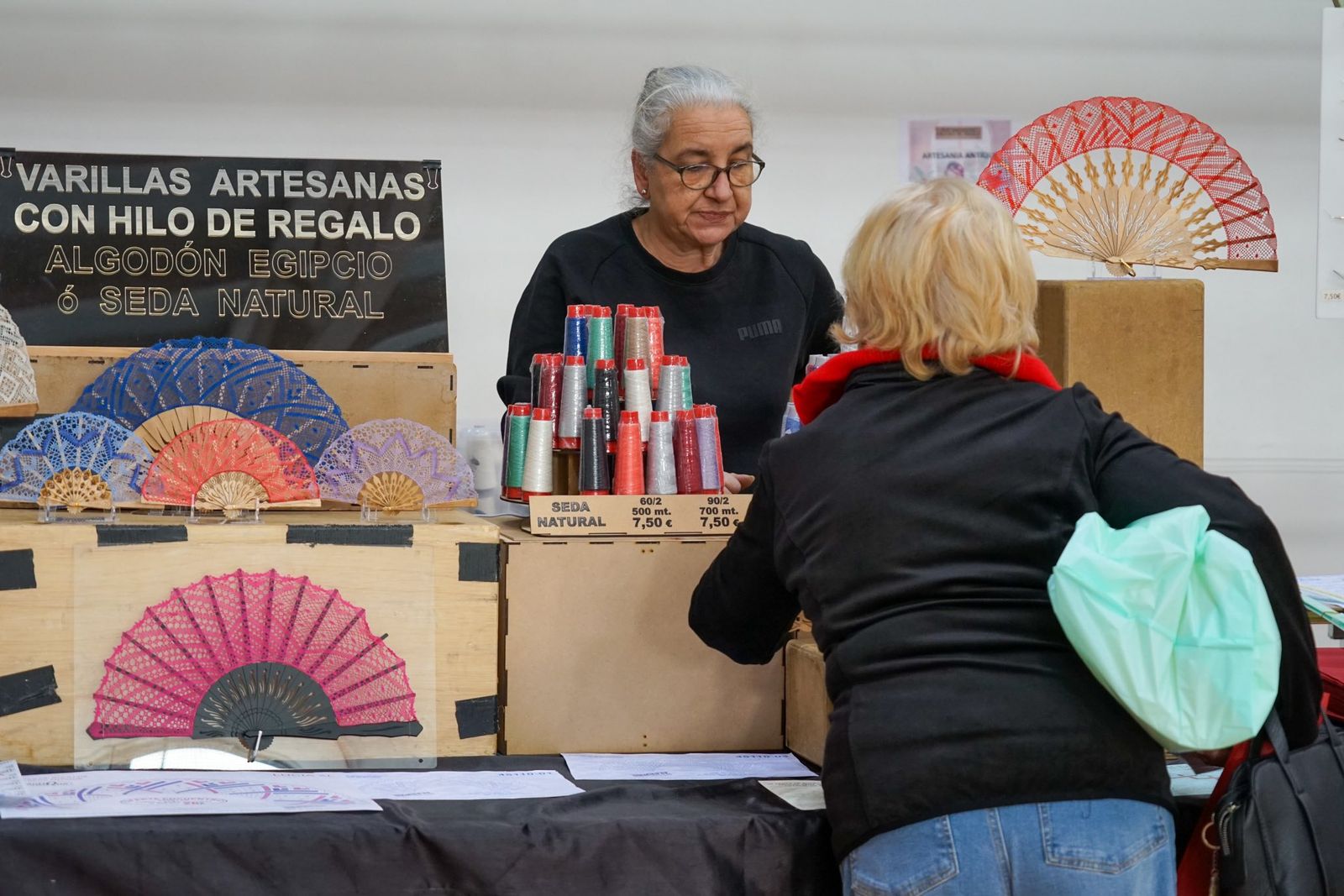 Encajeras de toda la provincia vuelven a convertir a Vícar en la capital de la artesanía y la tradición