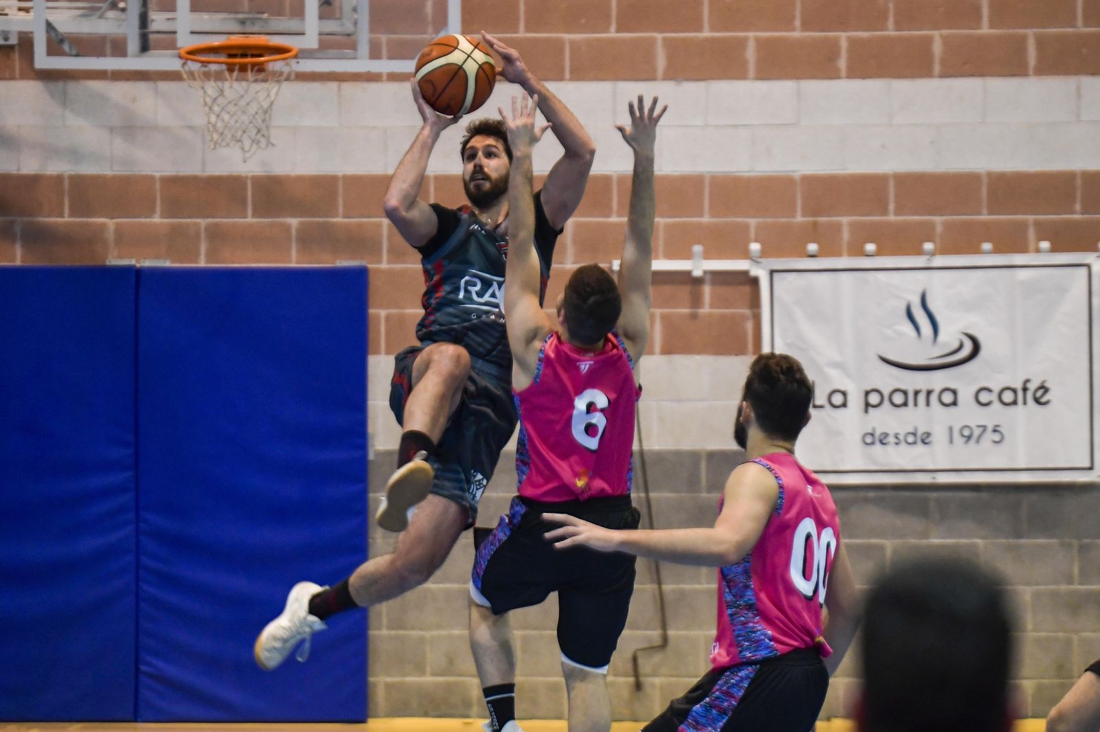 Un jugador del Raca intenta el lanzamiento en el derbi ante el CB Armilla.
