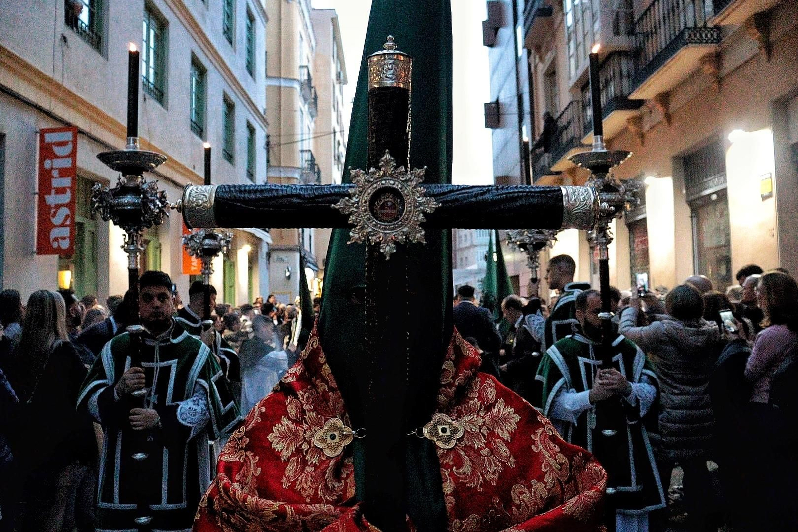 Vera+Cruz en su procesión del Jueves Santo en Málaga, en fotos