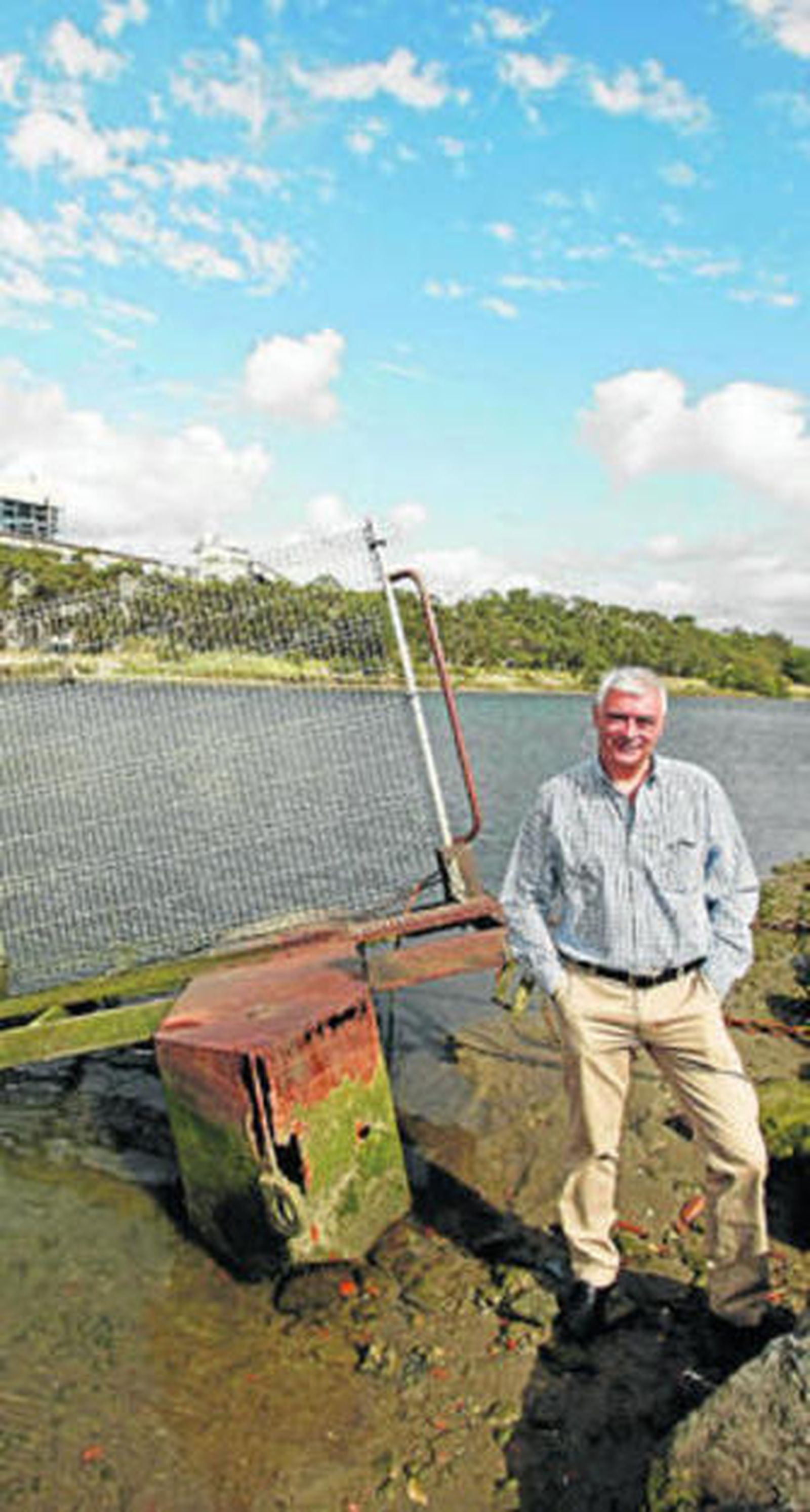 Francisco Mena en los restos de la valla que impedía el acceso libre al río.