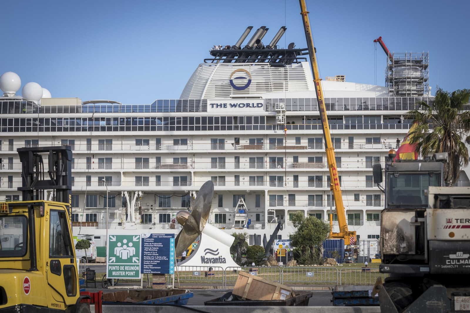El crucero 'The World', en uno de los diques secos de Navantia Cádiz.