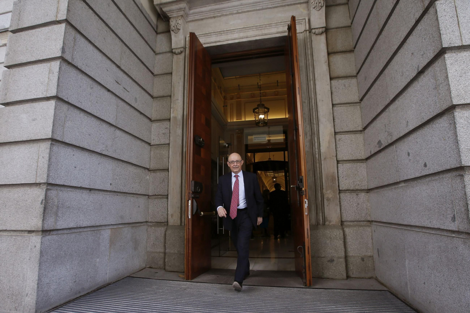 Hacienda destituye a dos cargos imputados en el caso Montoro.