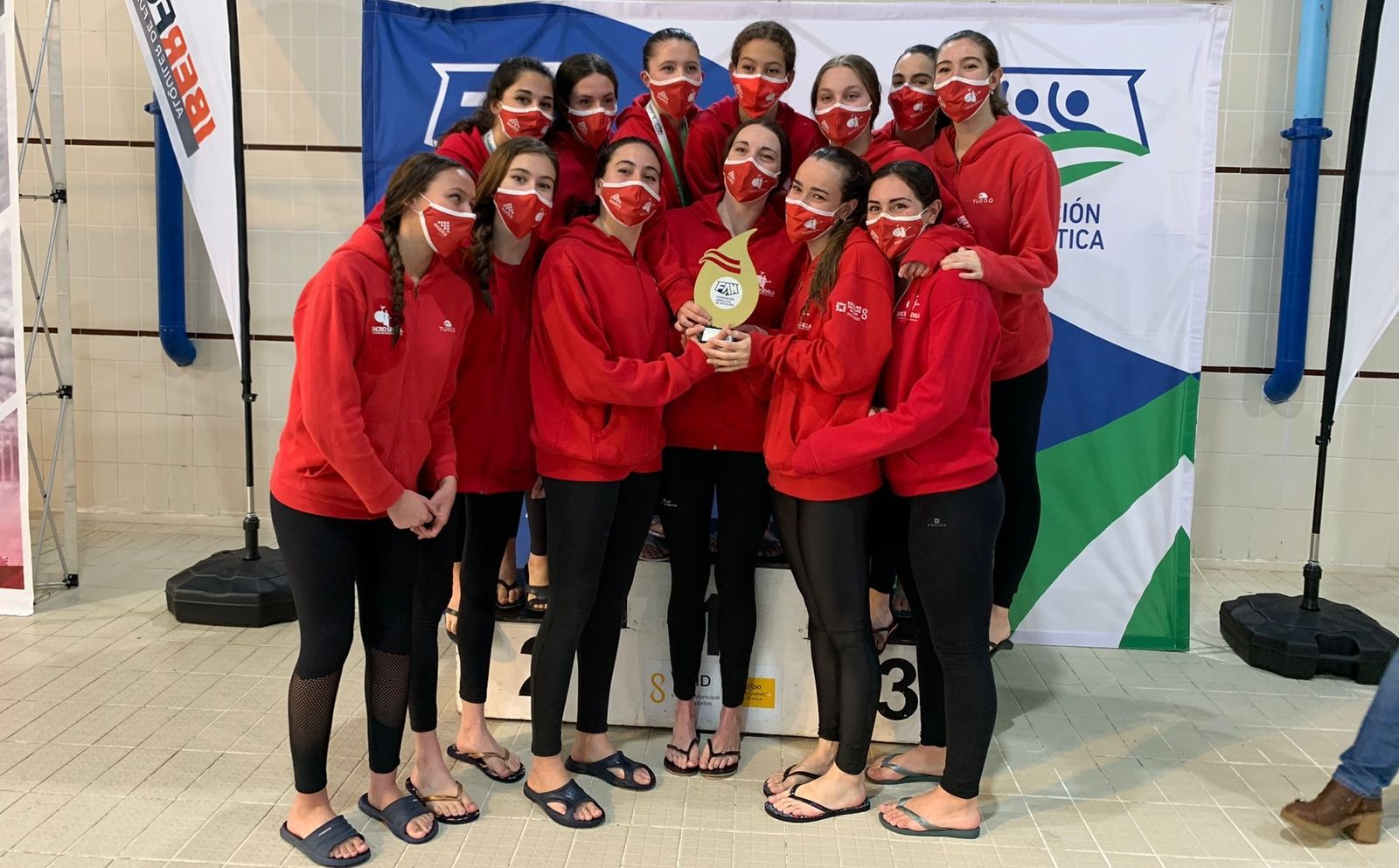 El equipo júnior del Sincro Sevilla, con su trofeo de campeón.