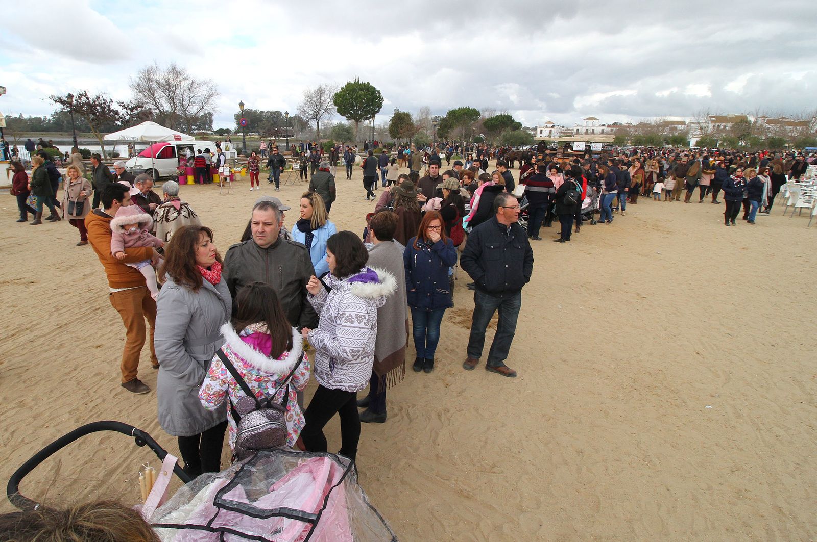 El Rocío celebra La Candelaria con la presentación de los niños a la Virgen, en imágenes