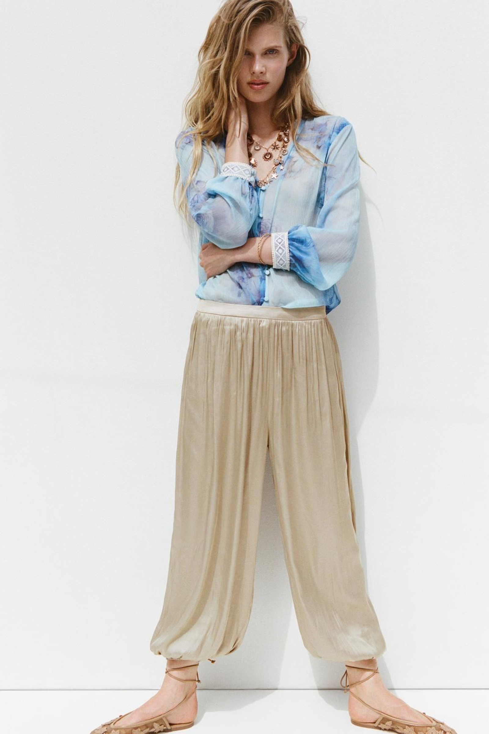Pantalones bombachos de Zara de color champán. Pantalones bombachos de Zara de color champán.