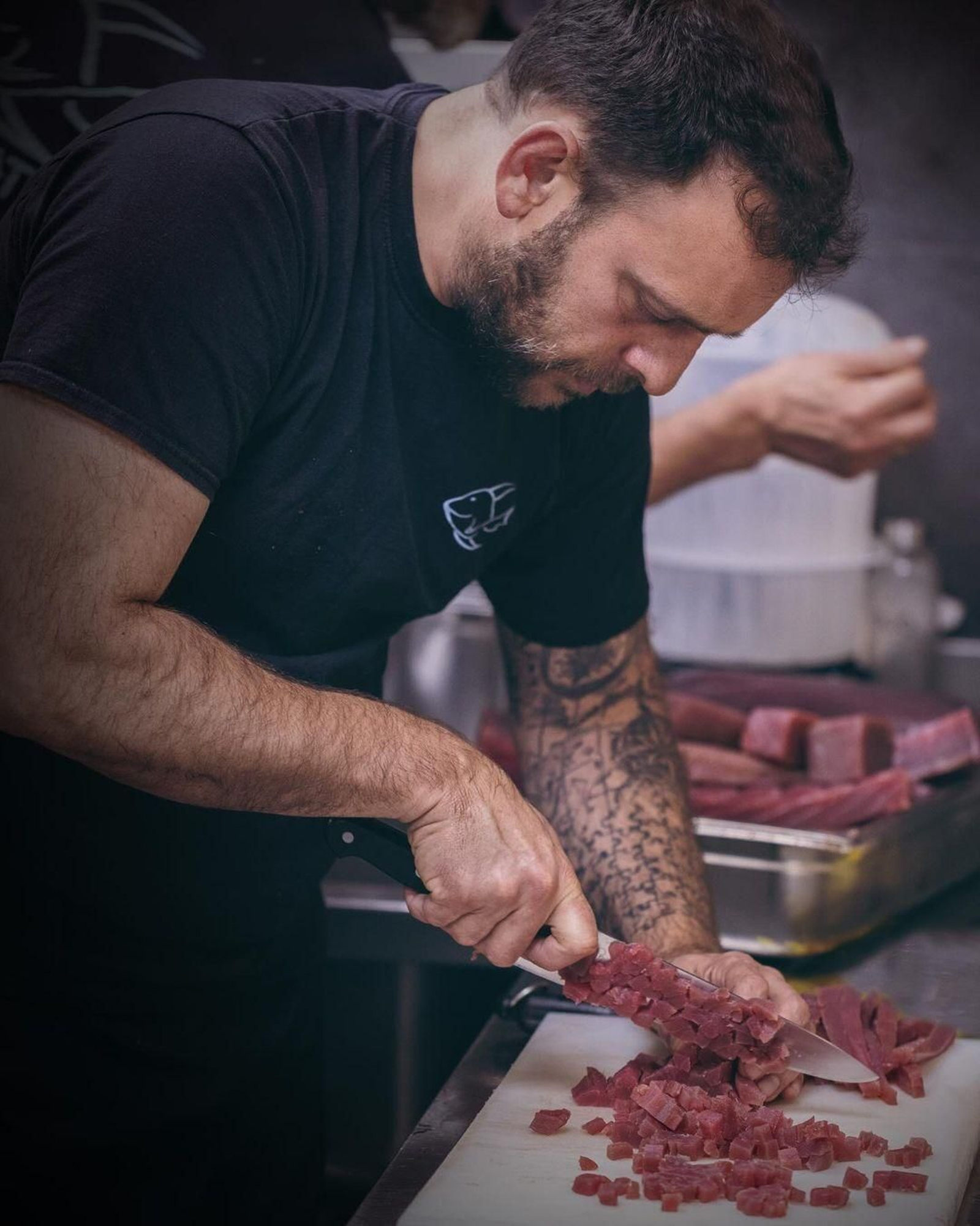 Rubén, uno de los padrea de UltimAtún Tapas en el restaurante de Pozoalbero.