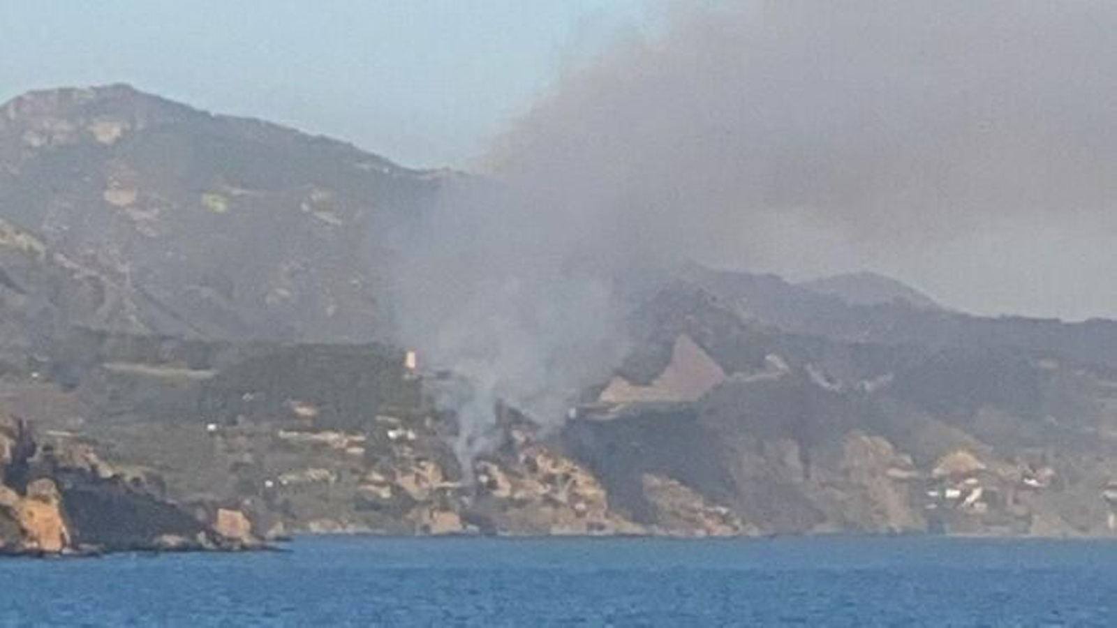 Un incendio forestal afecta al paraje Torre de Maro, en Nerja