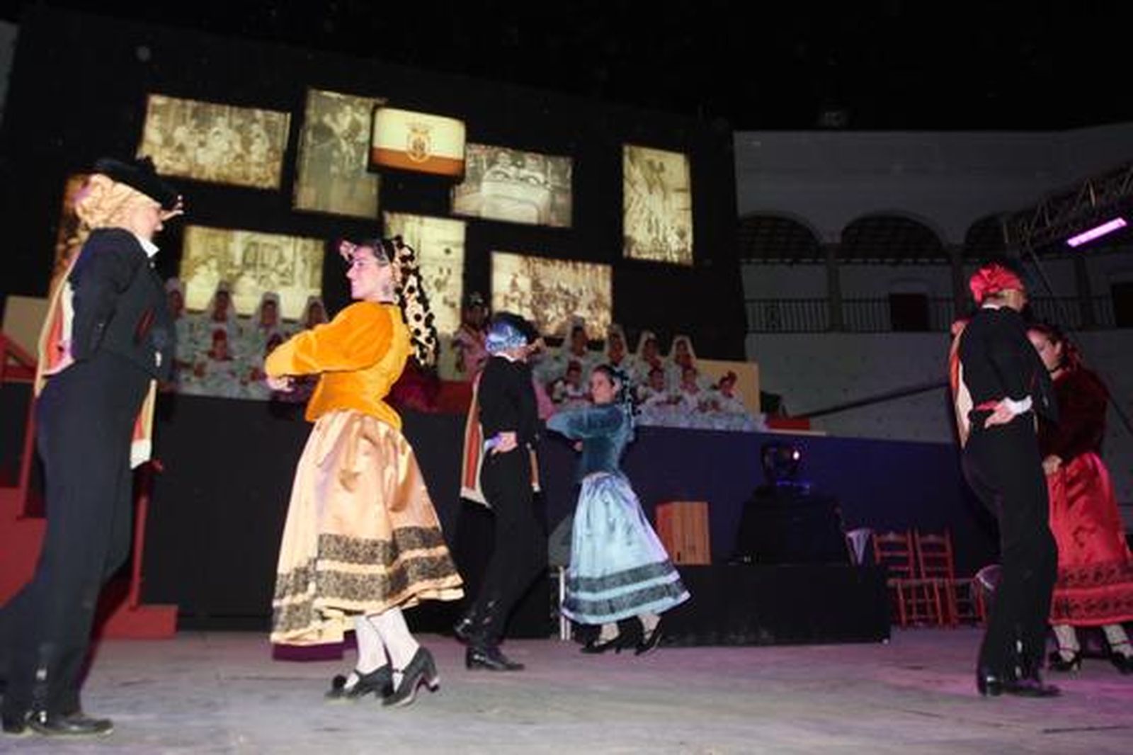 El acto de coronación de las reinas infantil y juvenil precedió al pregón a cargo del escritor Francisco Muñoz.

Foto: Paco Guerrero