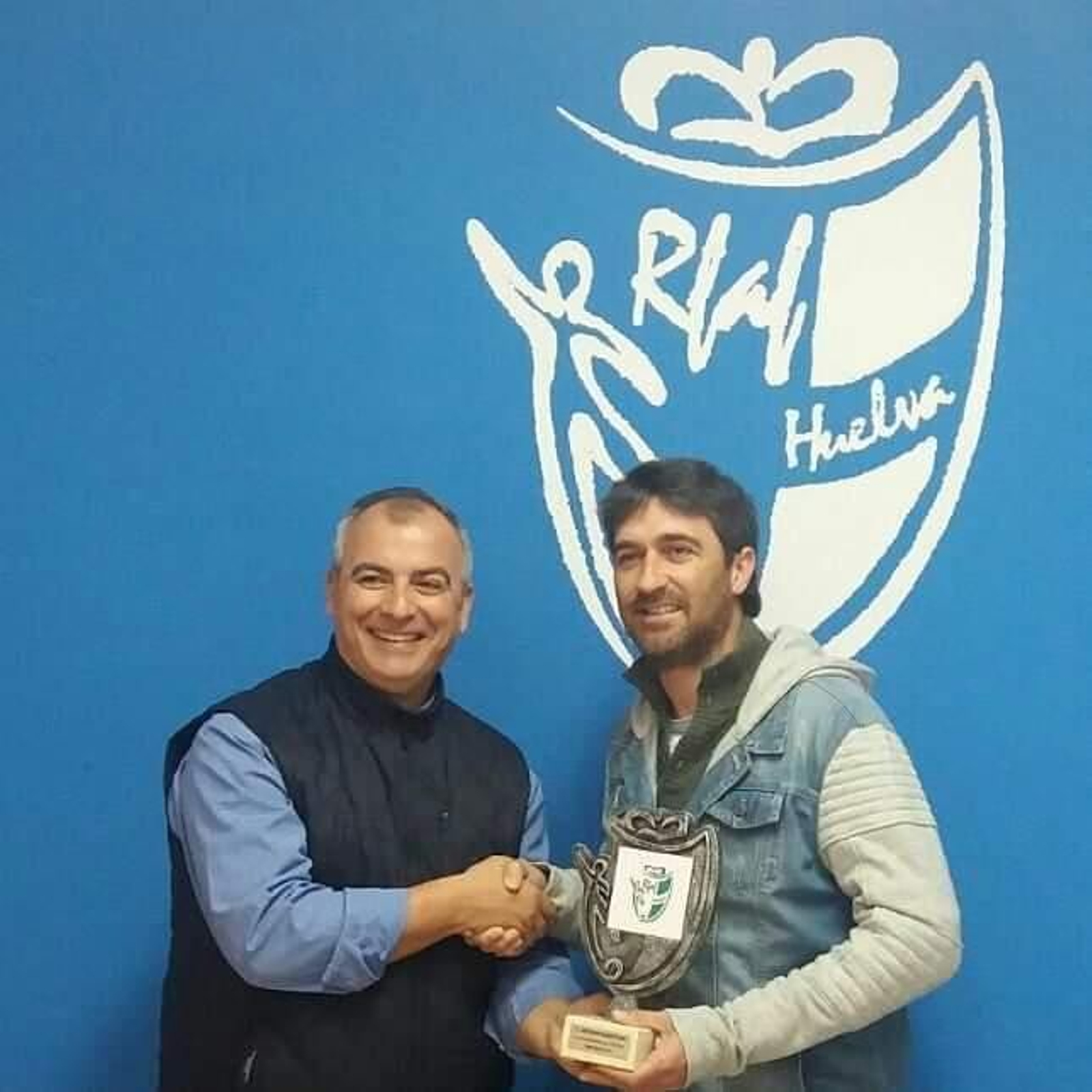 El técnico recibiendo un premio de la Real Federación Andaluza de Fútbol El técnico recibiendo un premio de la Real Federación Andaluza de Fútbol