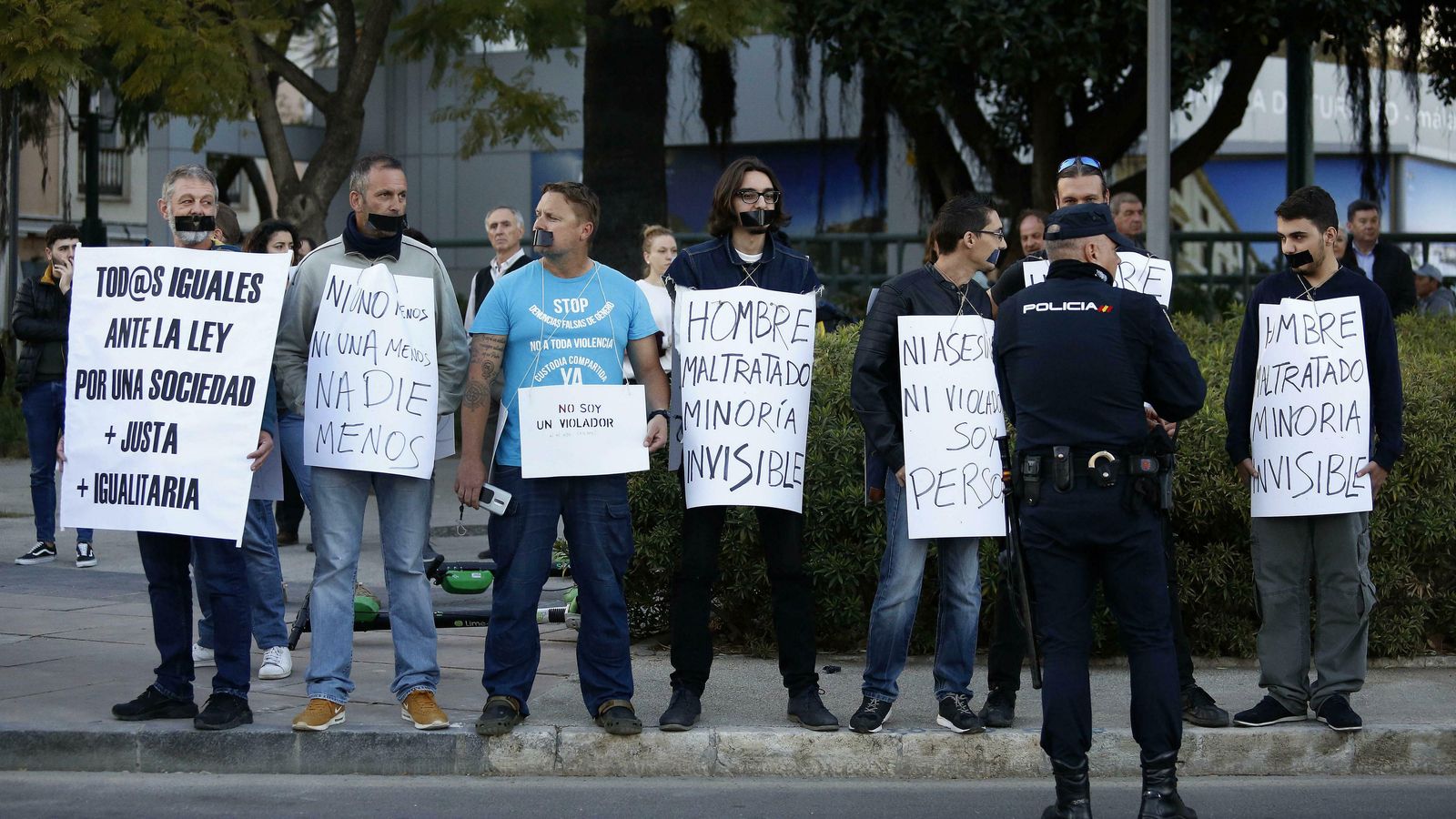 Reducido grupo de hombres que ha protestado contra la marcha.