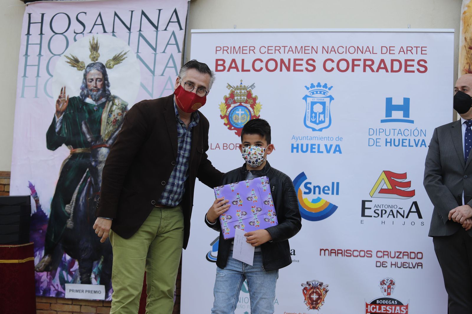 Entrega de los premios del certamen de arte 'Balcones Cofrades' y el concurso escolar de pasos y carteles de Semana Santa 'Ciudad de Huelva'