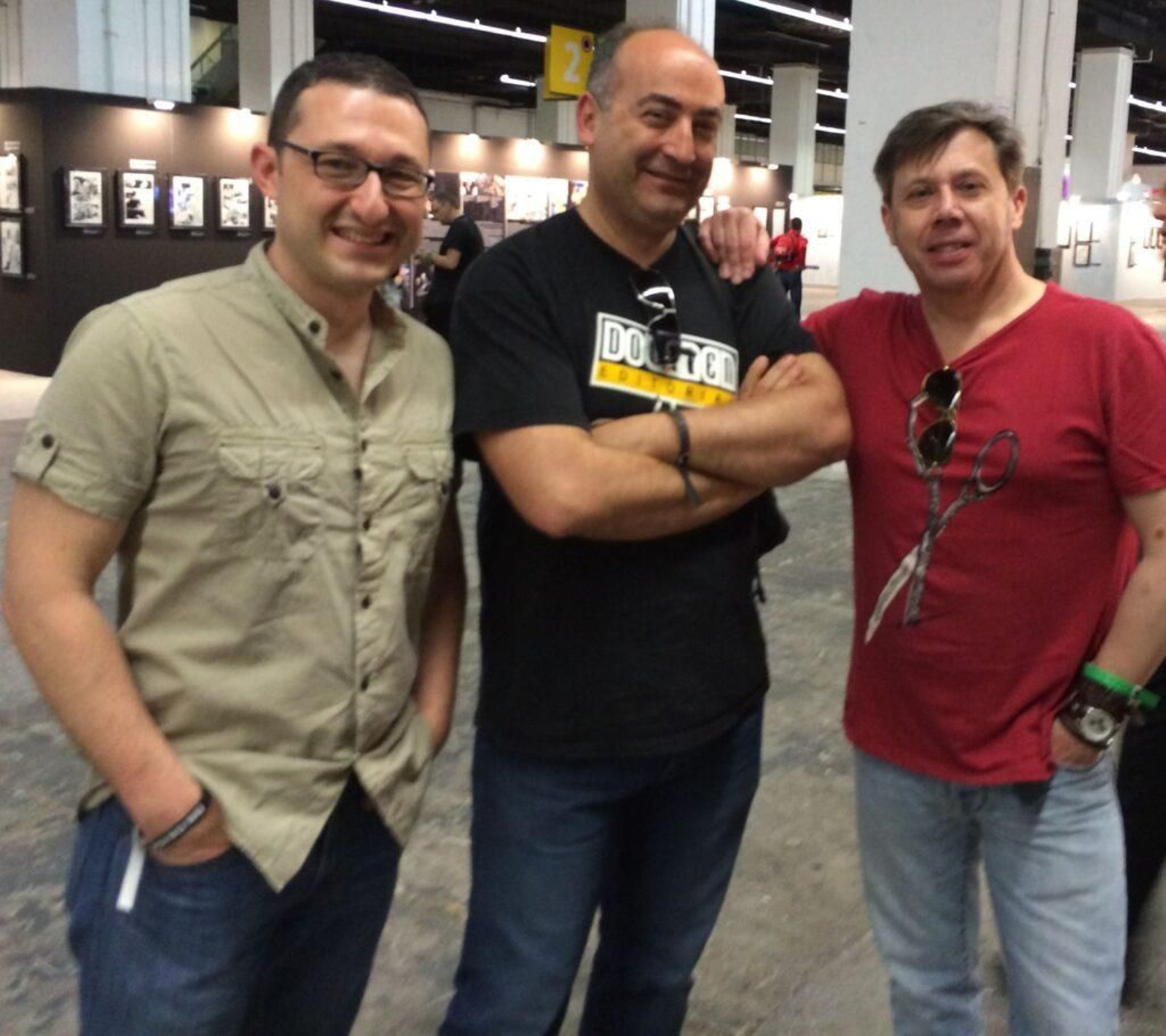 Carlos Pacheco con compañeros de la editorial Dolmen, en el salón del cómic de Barcelona, 2014.