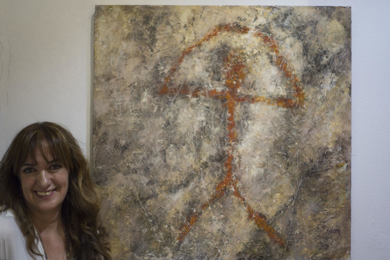 Maximina Espeso con la obra dedicada al Indalo que expone en la sala Kokoro.