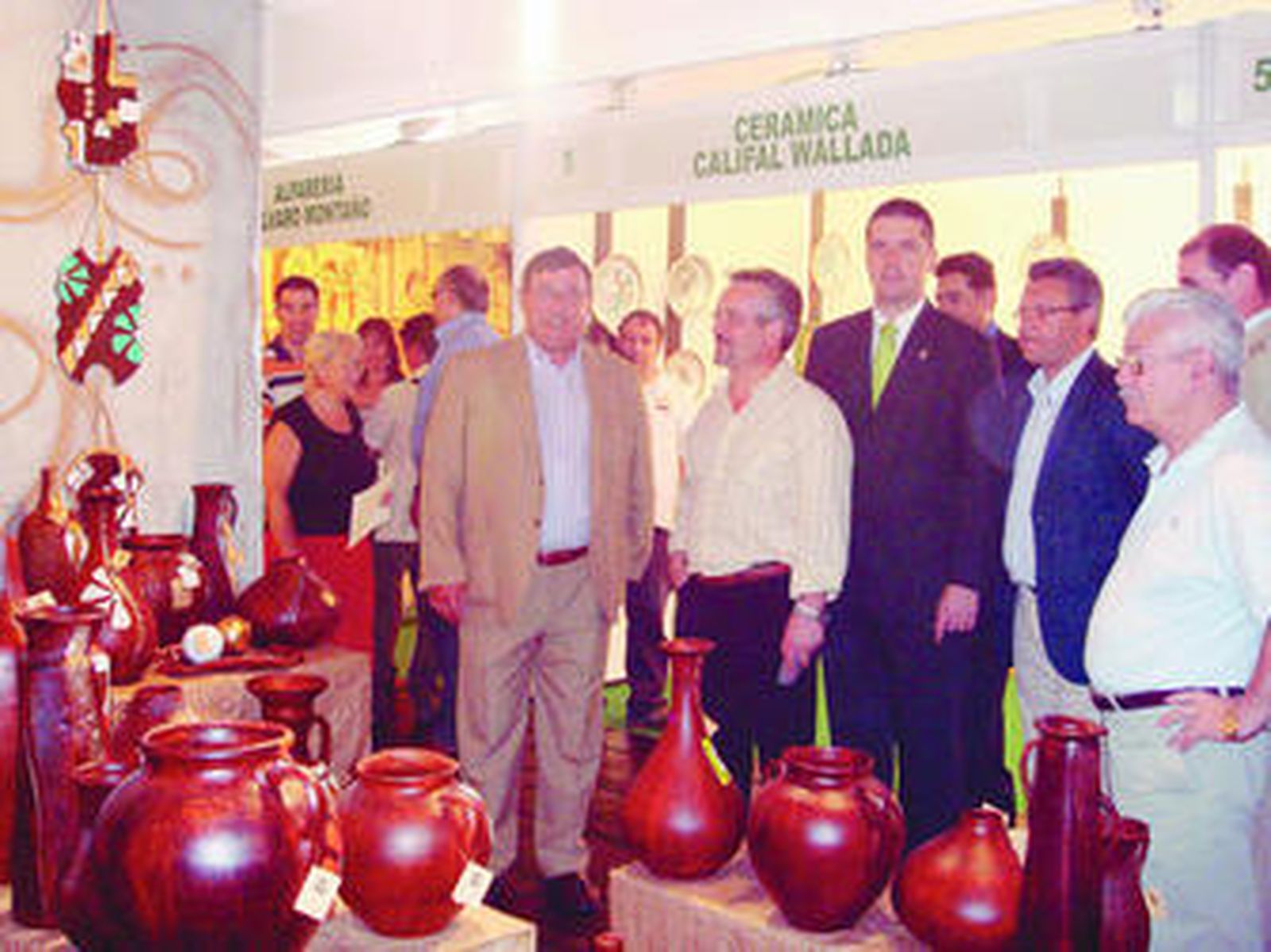 Un momento del recorrido de las autoridades por los expositores de la muestra alfarera.