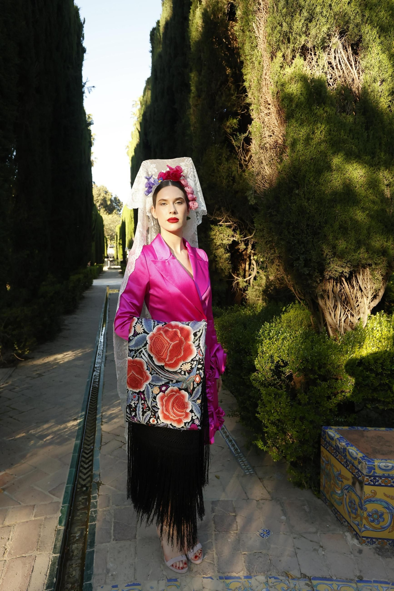 El Álcazar de Sevilla se llena de mujeres vestidas de mantilla, todas las fotos