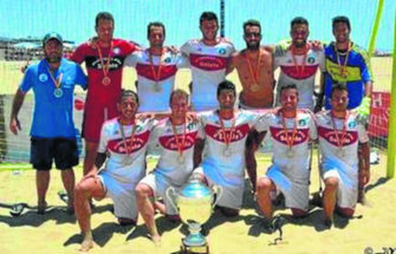 Aluminios Sotelo posa con el trofeo que le acredita como vigente campeón de España.