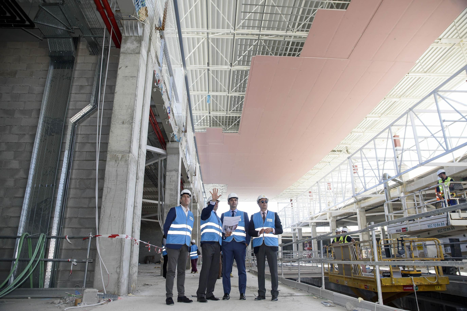 Los responsables de Bogaris Retail detallan al alcalde y al concejal de Desarrollo el diseño del edificio, ya desde su interior.