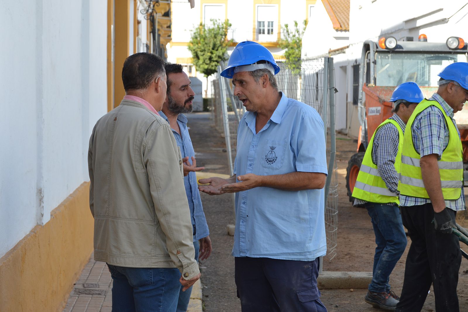 Obras en la calle Río Tinto de San Juan del Puerto.