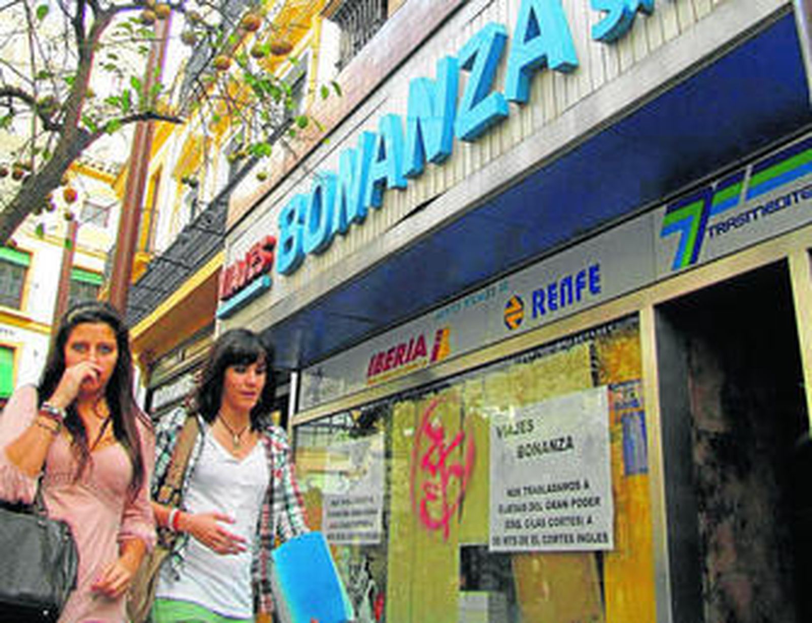 Fachada principal del edificio de tres plantas de la Campana donde abrirá negocio la firma Calzedonia.