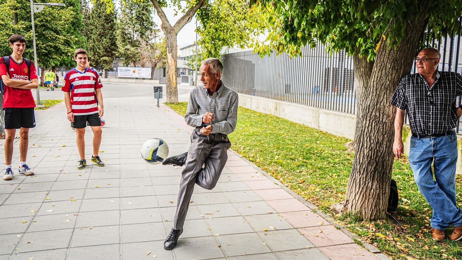 "Paquillo" demuestra su habilidad con el balón
