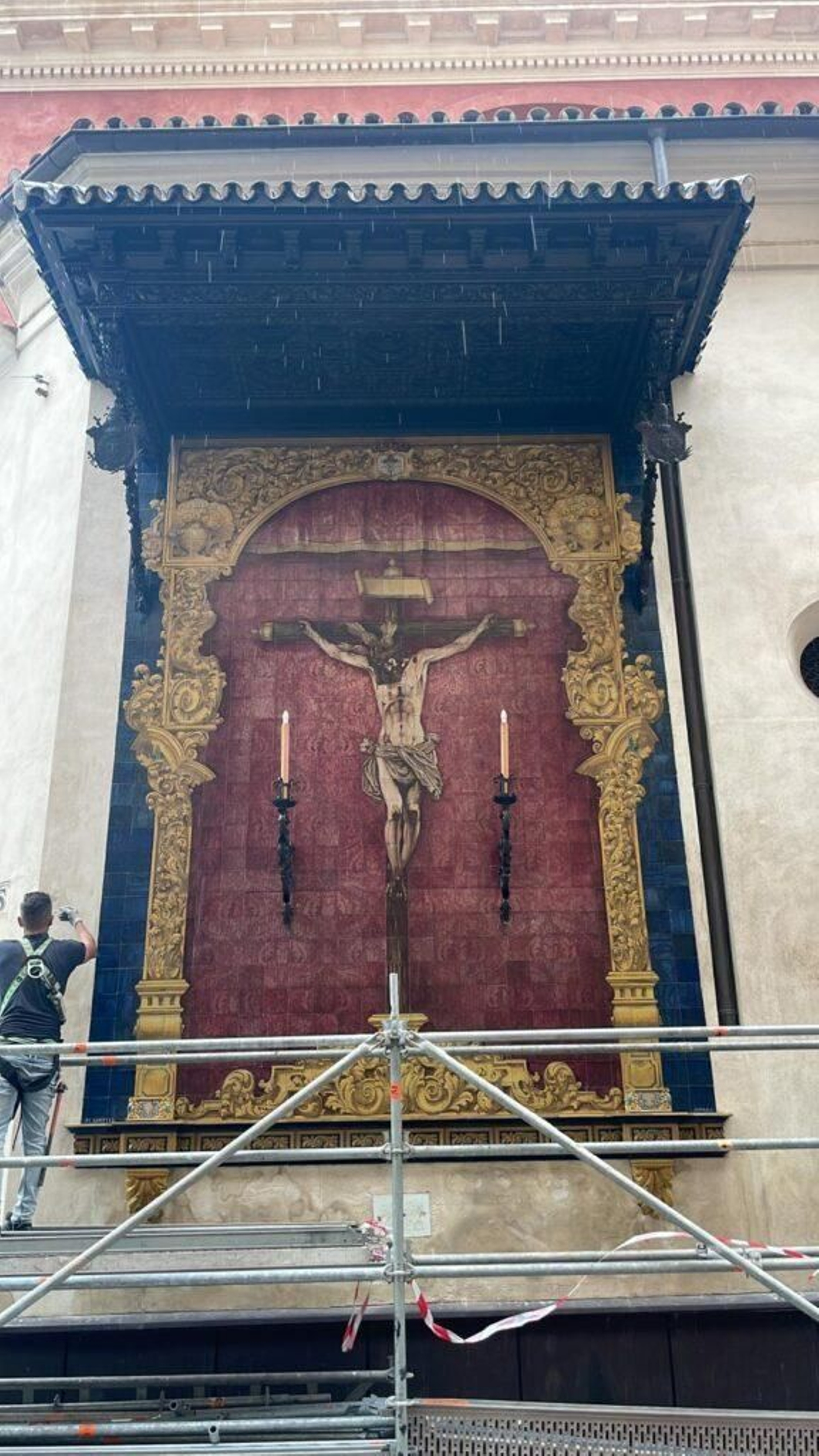 El monumental retablo.
