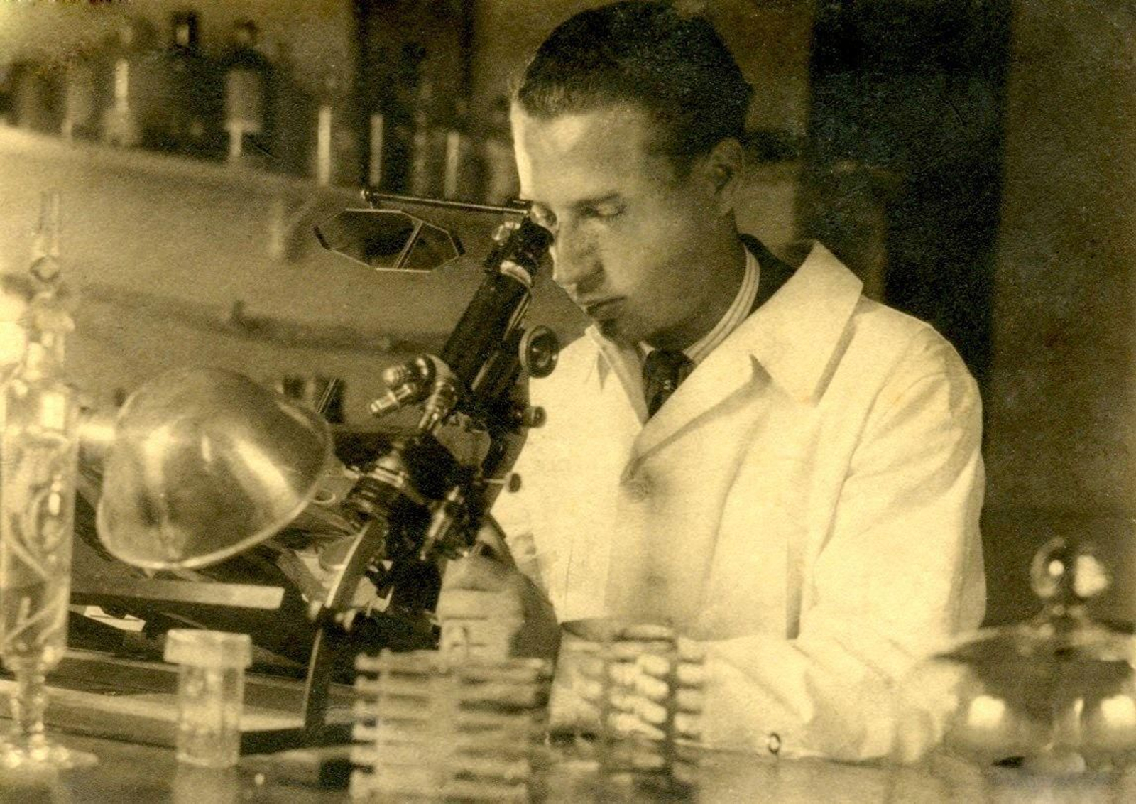 El joven Onofre Lorente Roldán ante el microscopio. El joven Onofre Lorente Roldán ante el microscopio.