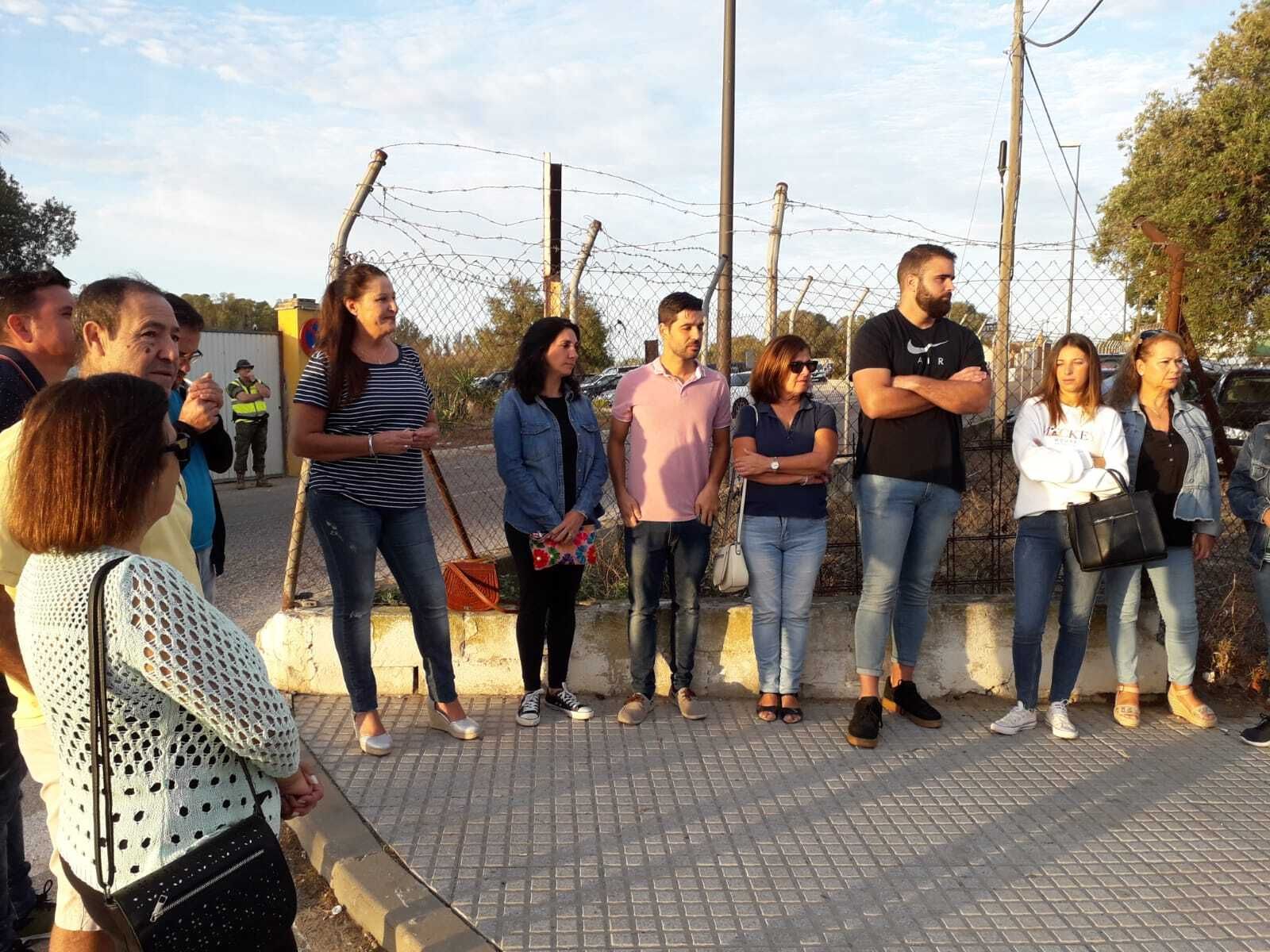 Trabajadores del comedor del Acuartelamiento de Camposoto, tras impedirles la entrada en las instalaciones.