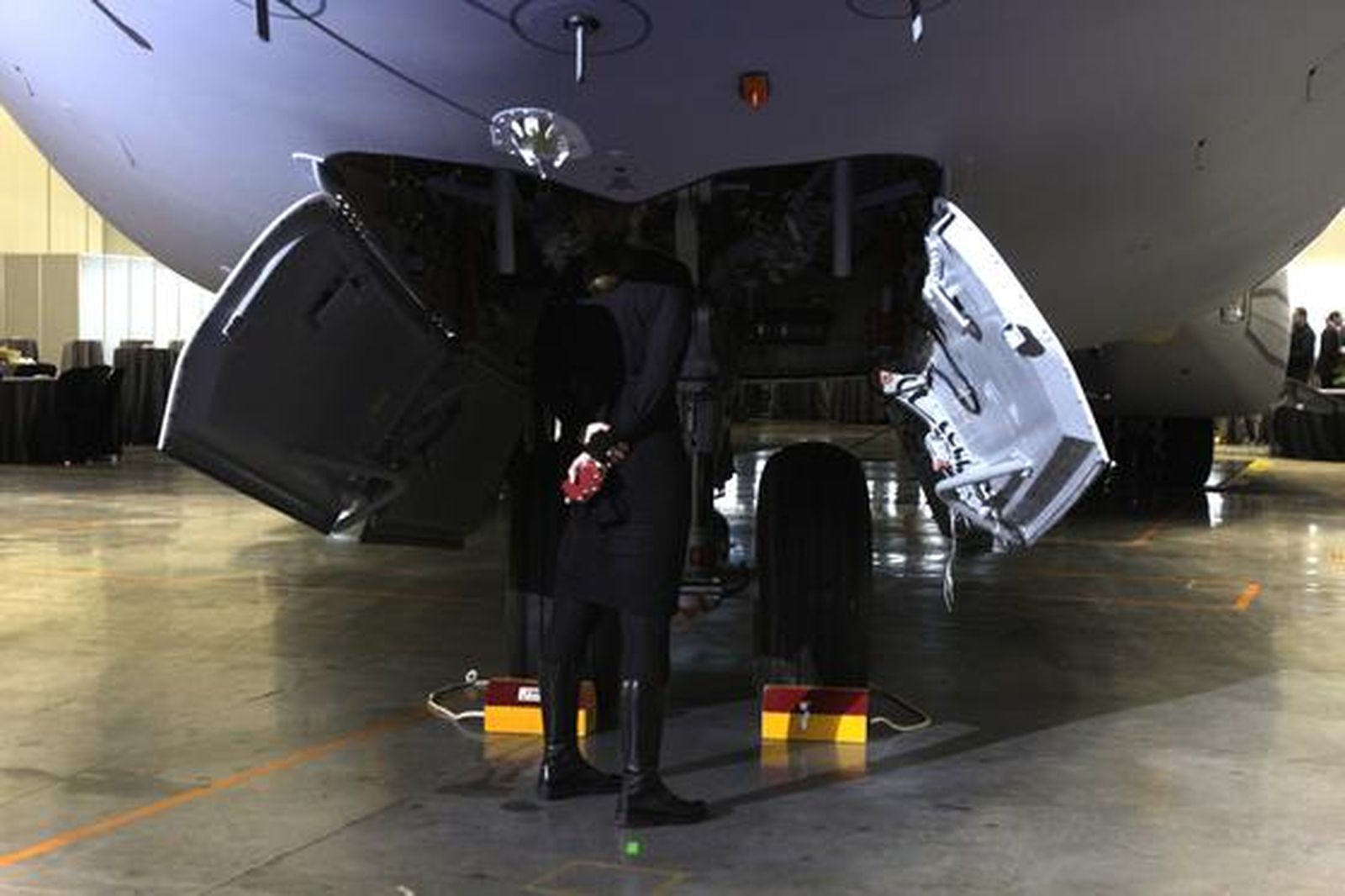 El presidente de EADS, Louis Gallois, acompañado del presidente de Airbus, Thomas Enders y el presidente de la división militar del fabricante europeo de aviones, Domingo Urena-Raso, ha fijado el 31 de enero de 2010 como fecha final para las negociaciones con los gobiernos europeos.

Foto: Agencias/ Jose Ángel García