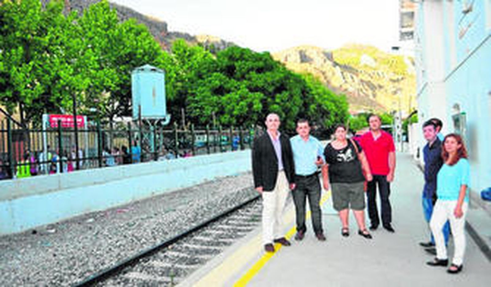 Representantes socialistas visitaron ayer el barrio de la Estación de San Francisco.