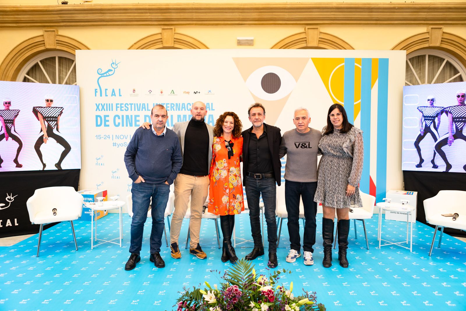 Equipo de la película que presentó la cinta en Diputación.