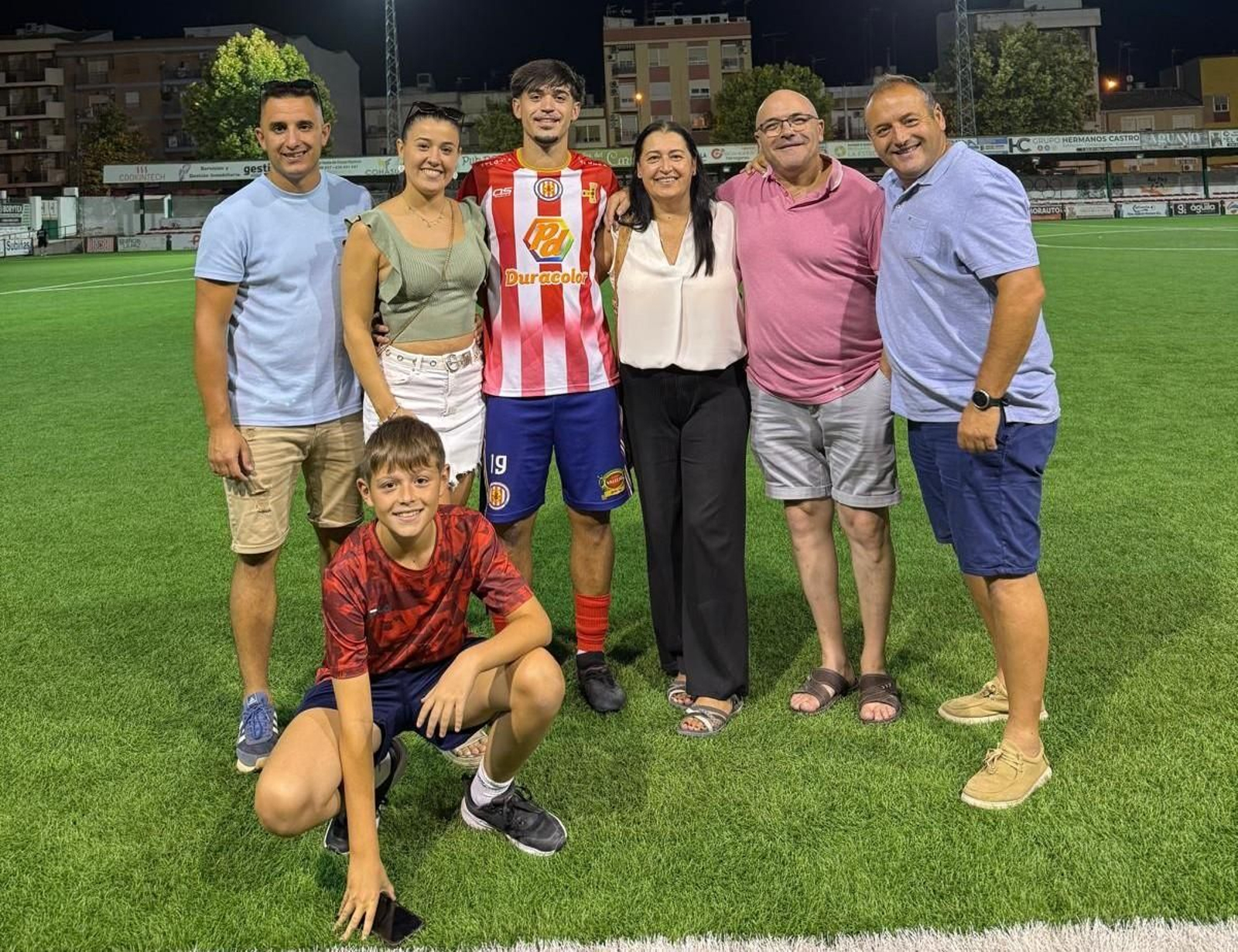 Luis Gutiérrez, junto a su familia en el Matías Prats, en un partido de esta temporada.