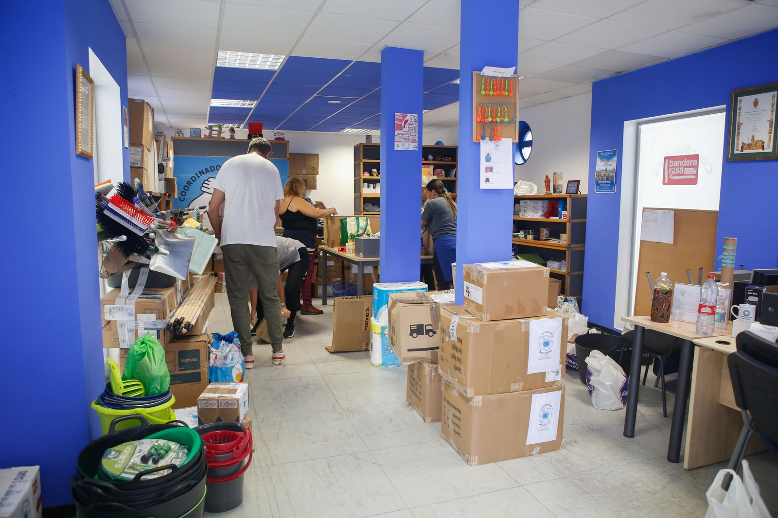 Fotos de la recogida de alimentos y enseres para ayudar a los afectados por la DANA en Valencia