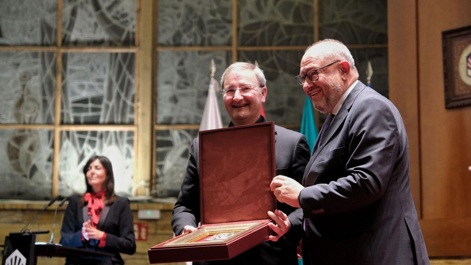 Entrega del reconocimiento al Cabildo.