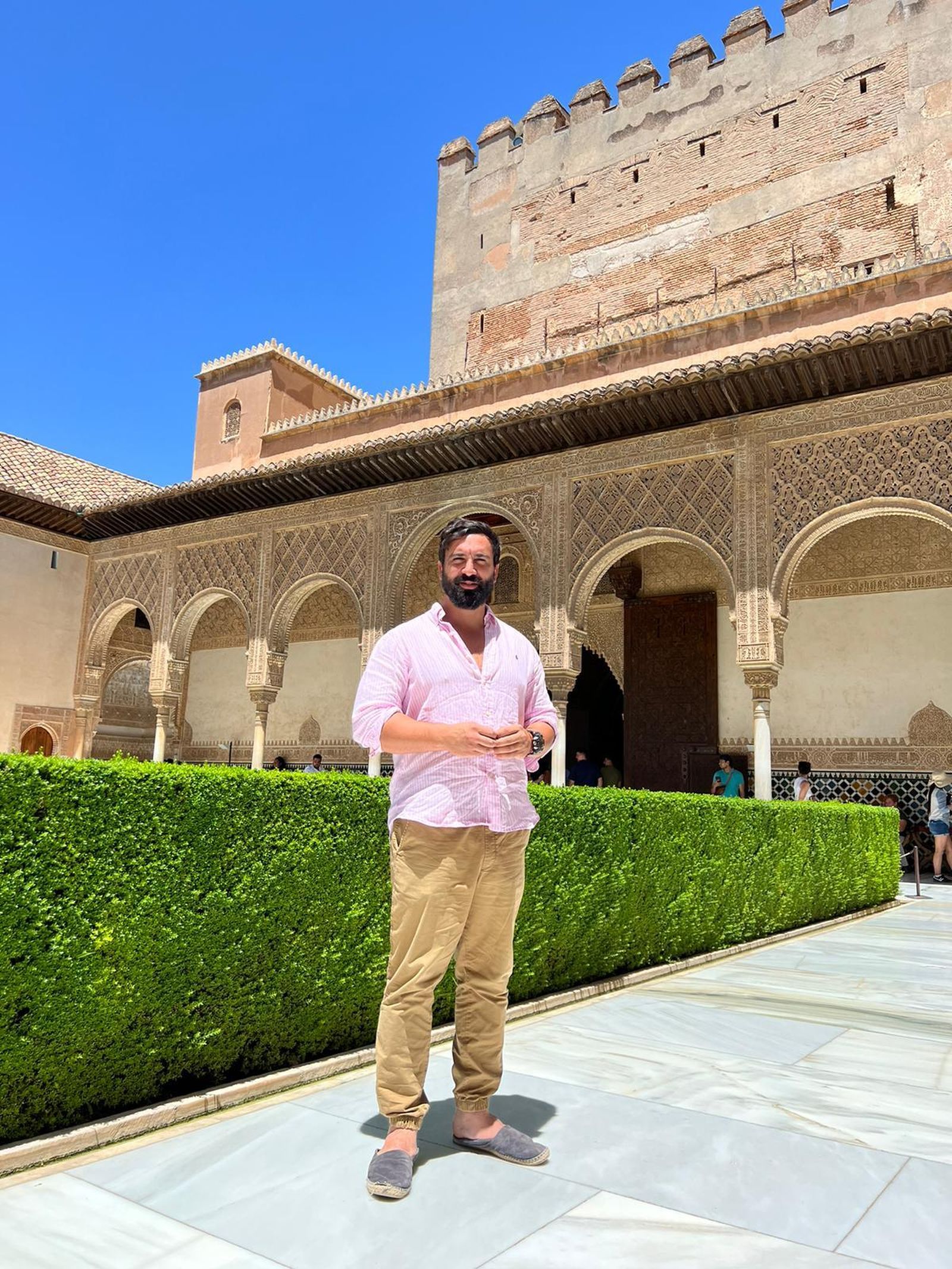 El candidato de Vox al Congreso de los Diputados por Granada, Jacobo Robatto, visita la Alhambra