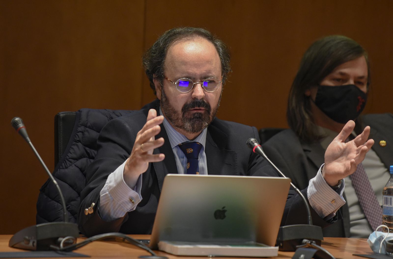 El abogado Juan Carlos Alférez, junto al decano de Derecho, Alfonso Castro, en un momento de la conferencia.