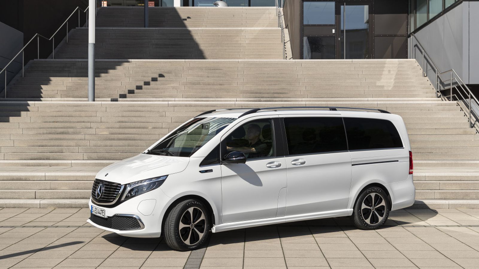 La situación de la batería bajo el piso permite contar con el mismo número de plazas y flexibilidad interior que en un Mercedes Clase V con motor Diesel.