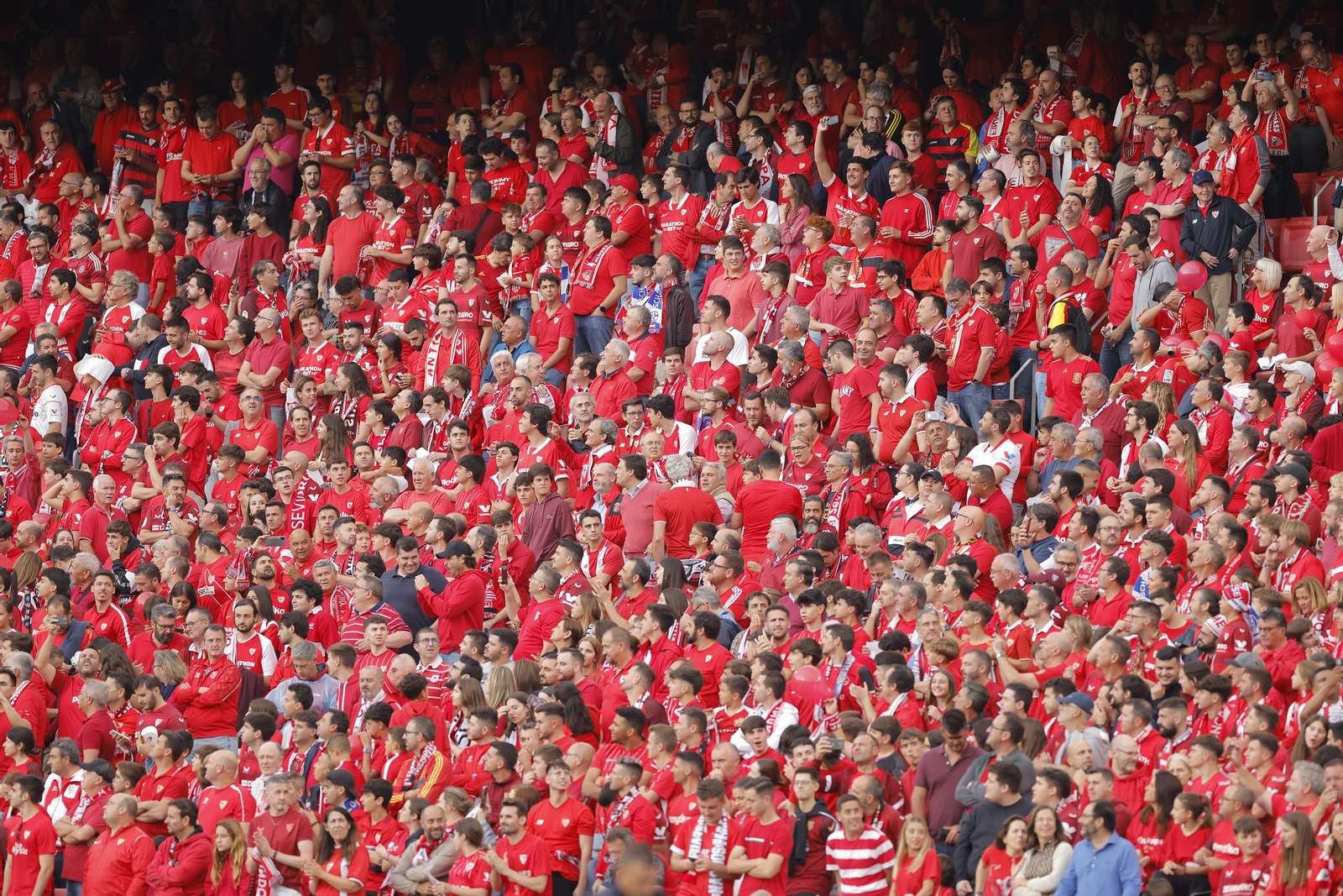 Búscate en las fotos del Sevilla-Juventus