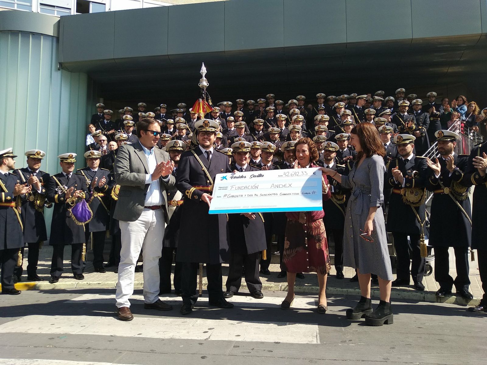 Entrega del cheque a la fundación Andex