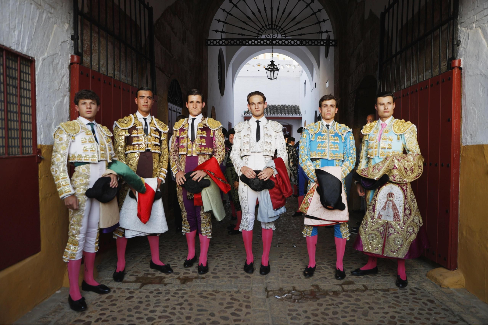 Los seis aspirantes posan en el túnel de cuadrillas antes de hacer el paseíllo en el tercer festejo clasificatorio.